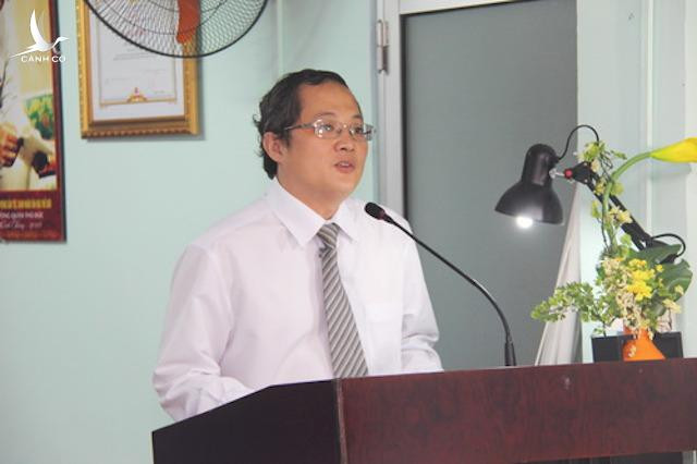 Theo cáo trạng, năm 2021, ông Nguyễn Minh Quân - Giám đốc Bệnh viện TP Thủ Đức, TP HCM tìm người để nhờ lo lót nhằm không bị bắt, xử lý do có sai phạm về đấu thầu gây hậu quả nghiêm trọng. Thông qua Nguyễn Vũ Bảo Hoàng (Tổng giám đốc Thuduc House), ông Quân đã nhờ Trần Văn Long (Tổng giám đốc Công ty cổ phần truyền thông Du Lịch Việt) và Bùi Thị Hồng Giang (luật sư) giúp ông Quân không phải chịu trách nhiệm hình sự. Sau đó, các bị can cùng ông Quân ký hợp đồng tư vấn pháp luật với văn phòng luật sư của Giang số tiền 1,2 tỷ đồng.