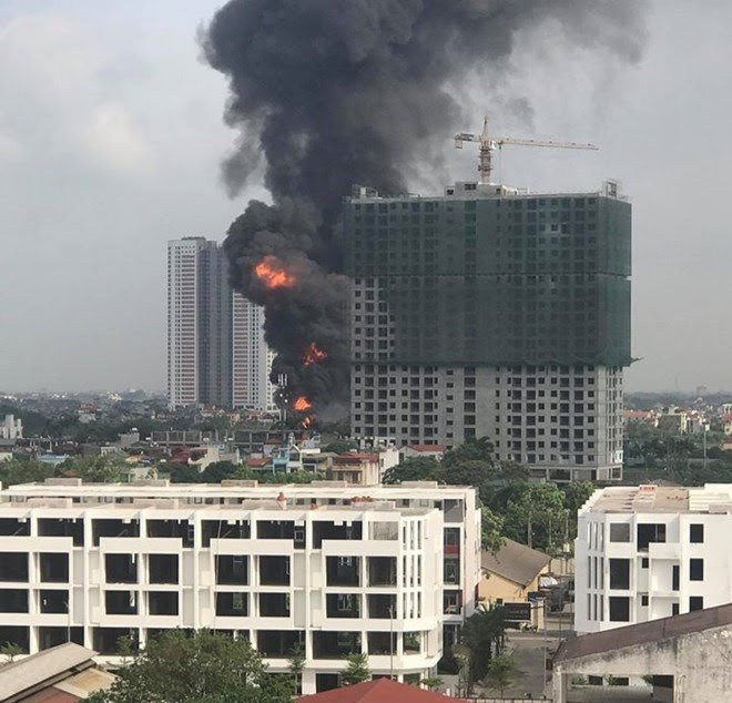 Người dân đứng từ xa có thể nhìn thấy cột khói đen bốc cao ngút trời. Do vị trí khu vực trên gồm nhiều kho xăng, dầu, hoá chất nên thông tin ban đầu nhiễu loạn khiến người dân vô cùng hoang mang.