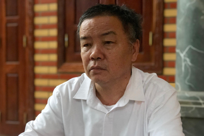 Ngoài ra, Công ty Hoàng Long chỉ có 1 con dấu do Công an tỉnh Nam Định cấp, hiện đang được bà Vũ Thị Kim Quy (nguyên là Tổng giám đốc Công ty tang lễ Hoàng Long) giữ. Tuy nhiên, Trần Đình Giao đã tự ý thuê khắc con dấu mới để sử dụng khi chưa được sự đồng ý của Hội đồng quản trị, Đại hội đồng cổ đông công ty chưa có cuộc họp nào thông qua.