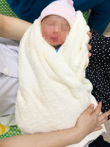  Bé gái bị bỏ rơi, cùng bức thư của người mẹ 17 tuổi: Ngày 10/10, Trung tâm Y tế huyện Quế Sơn, tỉnh Quảng Nam) xác nhận, đơn vị đang chăm sóc một bé sơ sinh bị bỏ rơi. Theo đó, khoảng 0h30 cùng ngày, các y bác sĩ phát hiện một bé gái sơ sinh bị bỏ rơi trong nhà vệ sinh của Khoa Nội. 