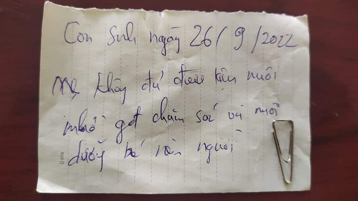 Bé gái 10 ngày tuổi bị bỏ rơi kèm lời nhắn "thương tâm" của người mẹ: Tối 3/10, gia đình bà Nguyễn Thị Uy (trú thôn Gia Miêu, xã Hà Long, huyện Hà Trung, tỉnh Thanh Hóa) phát hiện một giỏ nhựa có một bé gái sơ sinh được quấn chăn trước cổng nhà. Ngoài bé gái, trong giỏ còn có quần áo, bình sữa và một tờ giấy với nội dung “Con sinh ngày 26/9/2022, mẹ không đủ điều kiện nuôi, nhờ gia đình chăm sóc và nuôi dưỡng bé nên người”.