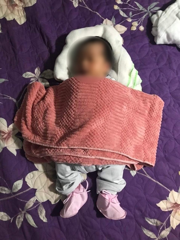 Gia đình bà Uy sau đó đã trình báo lên xã để Công an xác minh, đồng thời phối hợp với cán bộ y tế đưa bé đến BVĐK huyện Hà Trung để thăm khám sức khỏe. UBND xã Hà Long đã thông báo, nếu người nhà không đến nhận, quá thời gian quy định, chính quyền sẽ làm các thủ tục cho nhận con nuôi hoặc đưa vào các cơ sở chăm nuôi bé theo quy định của pháp luật.