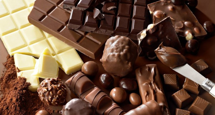Nhiều người nghĩ rằng sữa giàu chất đạm, chocolate giàu năng lượng nên dùng cùng lúc sẽ rất tốt cho cơ thể. Thực ra sữa lỏng cộng thêm chocolate sẽ khiến canxi trong sữa và axit oxalic phản ứng với nhau hình thành hợp chất calcium oxalate có hại cho cơ thể. Dùng lâu dài sẽ gây thiếu canxi, tiêu chảy, trẻ chậm phát triển, tóc khô, dễ gãy xương và tăng tỷ lệ sỏi thận.