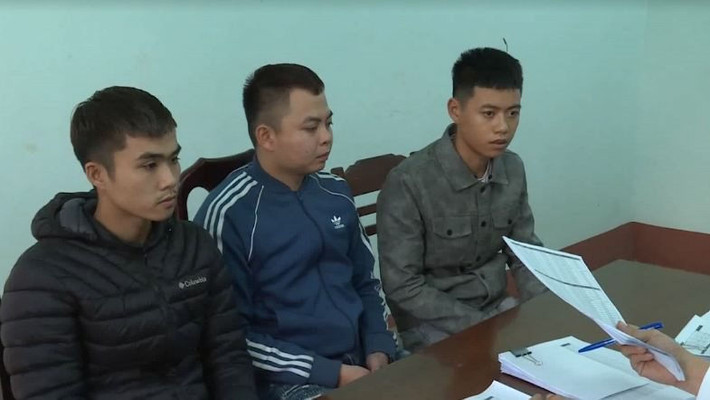 Nhóm tín dụng đen cho vay lãi nặng gần 1.000%/năm: 20/2 Công an tỉnh Đắk Lắk cho biết, nhóm hoạt động “tín dụng đen” này gồm 3 đối tượng: Hồ Anh Dũng, Phạm Sơn Tiến và Nguyễn Công Vũ. Trong đó, Dũng và Tiến từ tỉnh Bắc Giang vào cấu kết với Vũ ở huyện Krông Pắk, tỉnh Đắk Lắk. Cả 3 thuê nhà trọ ở xã Hòa Thắng, TP Buôn Ma Thuột để hoạt động cho vay nặng lãi. Các đối tượng sẽ cho vay với lãi suất từ 110% đến 970%/năm. Số tiền nhóm này đã cho vay nặng lãi là trên 5 tỷ đồng.