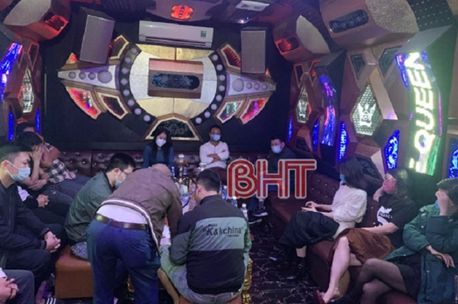 10 thanh niên 'phê' ma túy trong quán karaoke: Tối ngày 19/2, Công an tỉnh Hà Tĩnh bất ngờ ập vào kiểm tra quán karaoke ở thôn Tân Hải (xã Cẩm Nhượng, huyện Cẩm Xuyên). Thời điểm kiểm tra, lực lượng chức năng phát hiện 10 thanh niên (gồm 6 nam, 4 nữ), trú tại huyện Cẩm Xuyên, thành phố Hà Tĩnh và các tỉnh Bắc Giang, Hà Nội đang sử dụng trái phép chất ma túy.