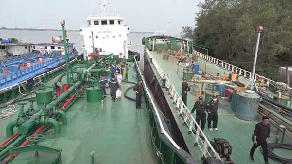 Ngoài Thụy, Hữu và Tứ còn đưa hối lộ cho một số cá nhân là quân nhân trong lực lượng Cảnh sát biển, Bộ đội biên phòng. Công an tỉnh Đồng Nai xác định có 14 cá nhân là quân nhân trong lực lượng cảnh sát biển, bộ đội biên phòng cũng nhận hối lộ để bao che, tiếp tay, bảo kê cho đường dây buôn lậu xăng dầu của Hữu. Từ đó, Cơ quan CSĐT Công an tỉnh Đồng Nai đã chuyển vụ việc cho cơ quan điều tra hình sự, Bộ Quốc phòng để điều tra, xử lý theo thẩm quyền.