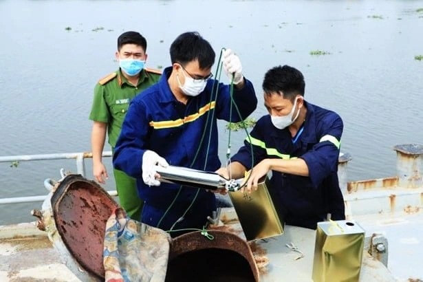 Trong vụ án này, ngoài các bị can đã bị truy tố, công an đang truy nã bị can Phạm Hùng Cường, khi nào bắt được sẽ điều tra, xử lý theo quy định pháp luật. Cường bị cáo buộc phạm tội buôn lậu với vai trò cầm đầu.