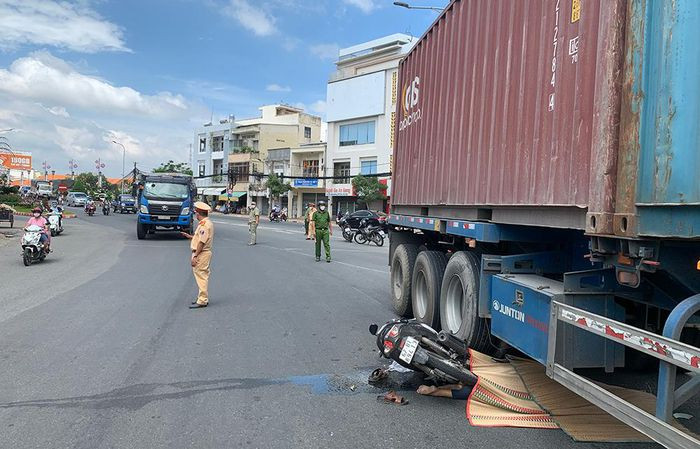 Xe container va chạm xe máy khiến cụ ông tử vong: Trưa 12/11, tại phường Mỹ Xuyên, TP Long Xuyên, An Giang) xe đầu kéo do Nguyễn Tấn Cường (SN 1971, ngụ TPHCM) điều khiển xảy ra va chạm với xe máy do ông Nguyễn Công Lý (SN 1943, ngụ phường Mỹ Xuyên) điều khiển chạy cùng chiều. Cú va chạm làm ông Lý và xe ngã xuống đường bị xe container cán tử vong tại chỗ.