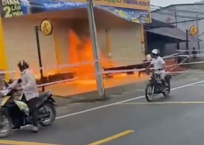 Người đàn ông mua xăng đốt cửa hàng Điện Máy Xanh: Sau khi mua 10 lít xăng, N.V.U.E. (37 tuổi, trú huyện Càng Long, tỉnh Trà Vinh) mang đến trước cửa hàng Điện Máy Xanh và bất ngờ phóng hỏa. Vụ cháy làm hư hỏng một phần cửa hàng, thiệt hại khoảng 100 triệu đồng. Ngày 12/11, Công an huyện Càng Long cho biết đã lập hồ sơ xử lý E.