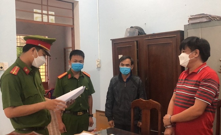 Lừa chạy án, chiếm đoạt gần 1 tỷ đồng: Người đàn ông được Nguyễn Đức Thu (63 tuổi, ngụ huyện Thăng Bình, Quảng Nam) giới thiệu cho Trà Thanh Phong (42 tuổi, tạm trú cùng địa phương) “chạy án” cho vợ với giá 970 triệu đồng nhưng khi nhận được tiền thì Phong đã “im hơi lặng tiếng”, biết bị lừa người đàn ông này đã trình báo Công an. Ngày 12/11, Công an huyện Thăng Bình cho biết đã bắt tạm giam Phong còn Thu bị khởi tố cấm đi khởi nơi cư trú. (Phong áo đỏ)