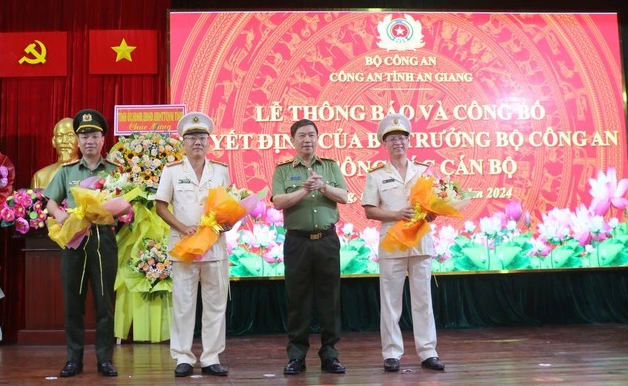 Chiều 26/2, lãnh đạo Công an tỉnh An Giang công bố quyết định điều động Đại tá Nguyễn Thanh Hà - Phó Giám đốc Công an tỉnh An Giang đến nhận công tác và giữ chức vụ Phó cục trưởng Cục CSĐT tội phạm về trật tự xã hội (C02). Đồng thời, công bố quyết định điều động Đại tá Nguyễn Thế Hải - Phó cục trưởng Cục Khoa học, Chiến lược và Lịch sử Công an (V04) đến nhận công tác và giữ chức vụ Phó giám đốc Công an tỉnh An Giang; quyết định bổ nhiệm Thượng tá Huỳnh Thanh Lâm - Trưởng phòng Tổ chức cán bộ Công an tỉnh An Giang, giữ chức vụ Phó Giám đốc Công an tỉnh An Giang. 