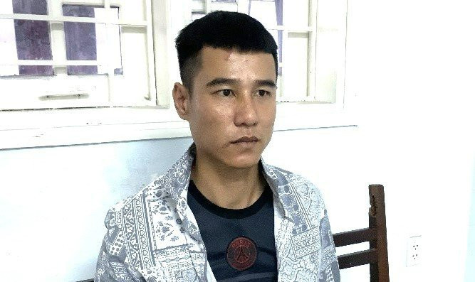 Cầm đầu nhóm thu tiền bảo kê ở Đà Nẵng, Quý 'bôn' bị bắt: Tháng 4/2023, Công an TP Đà Nẵng đã tạm giữ hình sự Hồ Minh Anh Quý (thường gọi Quý “bôn”, 30 tuổi, trú tổ 41, phường Hòa Phát, quận Cẩm Lệ) để điều tra về hành vi “cưỡng đoạt tài sản”. Theo điều tra ban đầu, Quý thường xuyên đến các quán nhậu, nhà hàng trên tuyến đường Hoàng Thị Loan, Lý Thái Tông (quận Liên Chiểu) để đặt vấn đề bảo kê thu tiền hàng tháng. Tùy vào quy mô quán, nhà hàng, Quý đưa ra số tiền 7-10 triệu đồng/tháng. Nếu chủ quán không đồng ý, Quý đợi lúc quán đông khách sẽ kéo các đối tượng khác vào đập phá bàn ghế, đuổi khách...