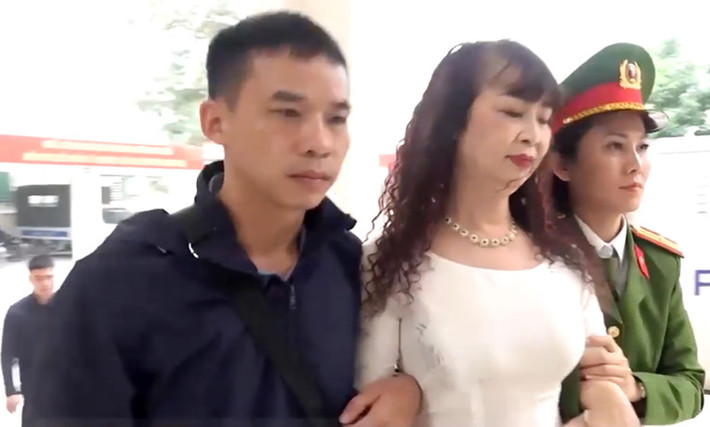 Lợi dụng danh nghĩa báo chí ‘bảo kê’ xe tải, trục lợi 5 tỷ đồng: Ngày 8/1, đối tượng Nguyễn Kim Tiến - GĐ Công ty CP thương mại dịch vụ Kim Tiến và Giám đốc HTX Nông nghiệp Kim Tiến Đại Phát bị Công an Nghệ An bắt giữ về hành vi Lợi dụng danh nghĩa báo chí để bảo kê các xe tải, trục lợi hơn 5 tỷ đồng. Để được bảo kê, Tiến yêu cầu các chủ phương tiện phải đóng tiền hàng tháng với số tiền 10 triệu đồng/xe tải. Tiến đã thành lập doanh nghiệp để hợp thức hóa số tiền mà các chủ phương tiện đóng.