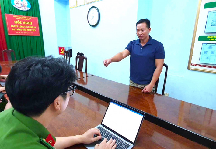 Đâm chết tình địch vì ghen: Khuya 12/9/2023, sau khi đi nhậu về, Vũ Xuân Thụy (SN 1981, trú TP Buôn Ma Thuột, tỉnh Đắc Lắk) đi xe máy đến nhà chị N.(SN 1983, trú cùng địa phương) để nói chuyện, nhưng chị N. không có ở nhà. Đứng đợi trước cổng khoảng 10 phút, Thụy thấy chị N. được anh Trần Văn Liêm (SN 1986, trú tại phường Tân Tiến, TP Buôn Ma Thuột) chở về. Thấy vậy, Thụy đi ra nói chuyện thì giữa Thụy với anh Liêm xảy ra mâu thuẫn,Thụy đã dùng dao đâm chém anh Liêm khiến nạn nhân tử vong. Ngày 15/9, Thụy bị Công an tỉnh Đắc Lắk tạm giữ hình sự.