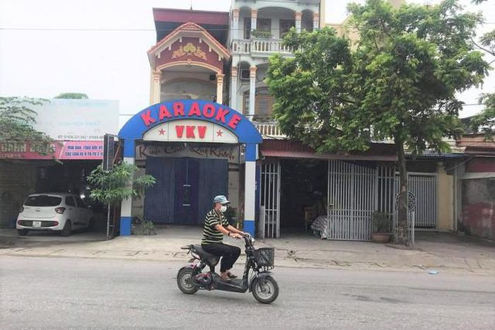 Một thư ký tòa án bị tạm giữ hình sự: Tại thời điểm kiểm tra quán karaoke VKV trên địa bàn, Công an huyện An Dương, Hải Phòng đã test nhanh và phát hiện một thư ký tòa án quận Hồng Bàng cùng nhóm bạn dương tính với ma túy. Ngày 22/7, Công an huyện An Dương cho biết, đang tạm giữ thư ký tòa án này để điều tra, làm rõ.