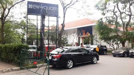Theo hồ sơ vụ án, sáng 8/12/2014, anh T đến vũ trường trên đường Kim Mã (quận Ba Đình, Hà Nội) để thay ca. Bình thường, với ca đêm các cửa vũ trường đều được đóng rất cẩn thận nhưng sáng nay, anh T thấy lạ khi cánh cửa cuốn bị nâng lên cách mặt đất khoảng 10cm. Anh T gọi to, nhưng không thấy người bảo vệ ca đêm trả lời. Lúc này, có thêm hai tạp vụ nữ cũng tới nơi, mọi người hùa nhau nâng cửa cuốn lên để vào trong vũ trường. Ngay tại cửa phòng thay quần áo ở tầng 2, anh T đã phát hiện ông Quang Chí Đ (SN 1961, trú tại Ngọc Khánh, Ba Đình, Hà Nội) nằm chết dưới đất, xung quanh máu chảy lênh láng. (Nơi xảy ra sự việc, ảnh tư liệu)