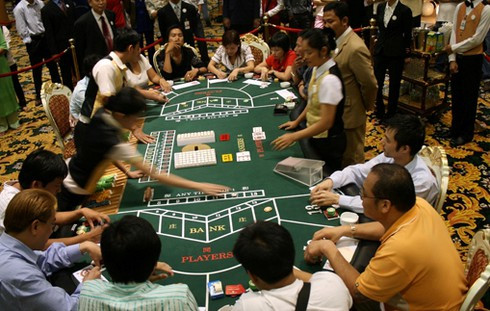 Quá trình điều tra xác định, trong khoảng thời gian từ năm 2020 đến nay, Giản nhiều lần xuất hiện tại sòng bài tại Campuchia, nơi Oanh "Hà" thu nhận đàn em. Ngay sau đó, Cục CSĐT tội phạm về ma tuý đã cử tổ công tác phối hợp cơ quan đại diện Bộ Công an Việt Nam tại nước ngoài để xác minh, truy bắt đối tượng Giản. Ngày 27/12/2022, Cục CSĐT tội phạm về ma túy đã bắt giữ thành công đối tượng Giản khi đang lẩn trốn tại địa bàn biên giới cửa khẩu Mộc Bài, tỉnh Tây Ninh. (Ảnh minh họa)