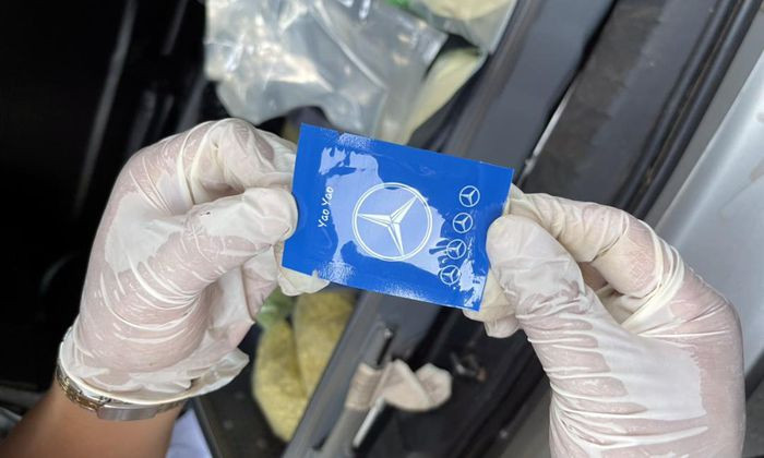 Ông trùm đường dây ma túy in logo Mercedes là ai?: Ngày 1/12, Bộ Công an cho biết đã triệt phá đường dây ma túy lớn từ Campuchia về Việt Nam tiêu thụ, thu giữ số lượng lớn ma túy trên bao bì in nhãn hiệu Mercedes. Đối tượng cầm đầu là Trần Huỳnh Vũ (28 tuổi, quê Đồng Tháp) sống lang bạt tại TP HCM. Để có tiền trang trải cuộc sống, Vũ mua ma túy về rồi chia nhỏ, bán lẻ cho người nghiện trên địa bàn.