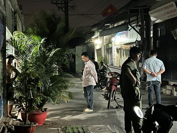 Chị L. làm nghề bán thịt heo ở TP Dĩ An. Một người bạn của chị L. cho hay, cách thời điểm gây án khoảng 4 tháng, chị L. có mâu thuẫn với một người phụ nữ tên X., quê ở Đồng Tháp. X. mua thịt heo và nợ của chị L. 6 triệu đồng nhưng không trả. Khi chị L. đòi nợ thì có xảy ra mâu thuẫn với X. cùng bạn trai của X. tên là Ân. Nhưng sau đó X. và Ân bỏ đi đâu không rõ.