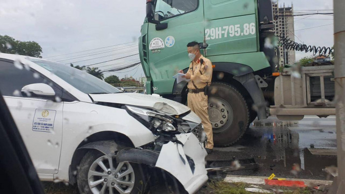 Ô tô con nát đầu, bay lên dải phân cách sau tai nạn với xe đầu kéo: Sáng 6/6, tại ngã ba đường Ngọc Hồi - Nguyễn Bồ qua địa bàn huyện Thanh Trì hướng vào trung tâm Hà Nội xe đầu kéo container mang BKS 29H-795.xx kéo theo rơmoóc 29R-068.xx đã va chạm với xe ô tô hợp đồng mang BKS 29E-023.xx. Hậu quả, ô tô hợp đồng biến dạng phần đầu, bay lên nằm giữa dải phân cách, quay đầu ngược lại.