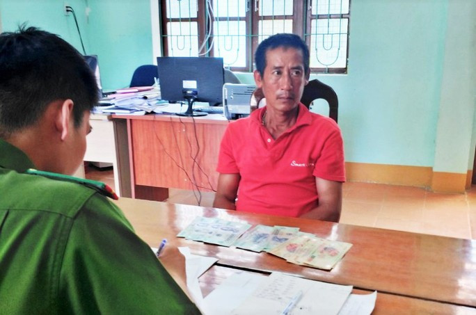 Ngồi nhậu, bị bạn 'tri kỷ' trộm mất 20 triệu đồng: Trong lúc đang ngồi nhậu, thấy bạn có nhiều tiền để trên bàn, Phan Xuân Lâm (SN 1976; ngụ xã Xuân Ninh, Quảng Ninh, Quảng Bình) đã nảy sinh lòng tham và trộm 20 triệu đồng của bạn nhậu. Ngày 6/6, Công an xã Xuân Ninh cho biết đã bàn giao cho công an huyện tiếp tục điều tra, xử lý theo thẩm quyền.