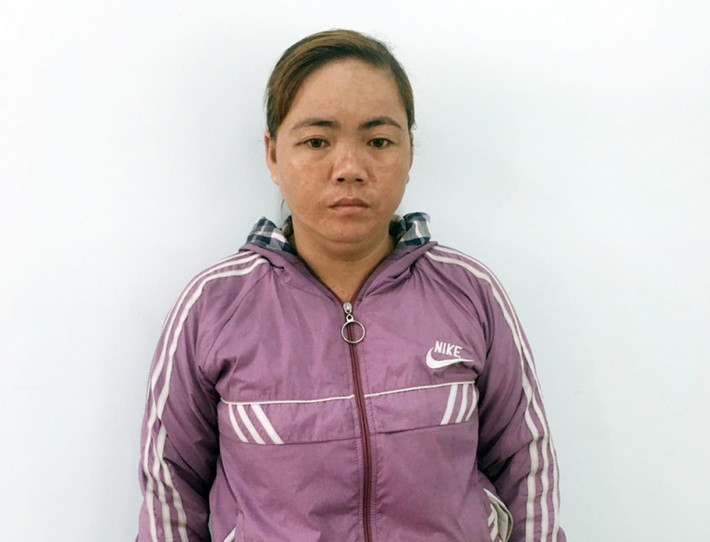 Khởi tố 'nữ quái' lừa bé gái 7 tuổi lấy vàng: Phát hiện cháu bé đứng trước cổng trường một mình chờ người thân đến đón về, Nguyễn Thị Dún (37 tuổi, ngụ xã Tân Thành, Tân Châu, Tây Ninh) đỗ xe lại và nói “mẹ nhờ dì đi đón” để dụ dỗ nạn nhân, lấy chiếc vòng vàng đeo tay. Ngày 6/6, Công an huyện Tân Châu cho biết đã khởi tố bị can Dún để điều tra, làm rõ.