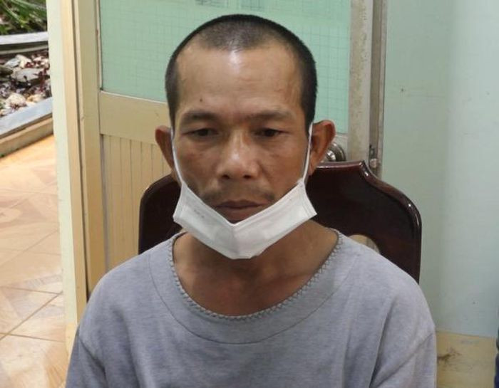Anh ném túi xăng thiêu chết em ruột: Sau hai lần mua xăng dọa đốt quán giải khát của người em trai nhưng được mọi người can khuyên, đến lần thứ ba Lê Anh Tùng (SN 1984, trú thị xã Sông Cầu, Phú Yên) tiếp tục mua xăng ném vào người em trai rồi châm lửa đốt khiến nạn nhân tử vong. Ngày 9/2, Công an thị xã Sông Cầu cho biết đang tạm giữ Tùng để điều tra.