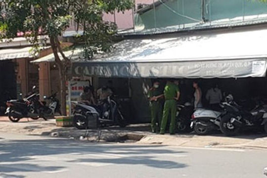 Nam thanh niên bị truy sát, chém gục trên phố: Khoảng 10h15 ngày 17/12, người đi đường 79, phường Tân Quy, TP HCM phát hiện một nam thanh niên khoảng 25 tuổi bị một đối tượng cầm dao truy đuổi trên đường. Sau khi gây án, đối tượng lên xe của đồng bọn chờ sẵn tẩu thoát. Nam thanh niên được đưa đi cấp cứu trong tình trạng cánh tay bị thương tích nặng, gần đứt lìa. (Ảnh minh họa).