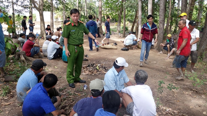 "Trường gà" quy mô lớn tại vườn sao bị triệt phá: Khoảng 11h15 ngày 17/12, Công an TP Long Xuyên, tỉnh An Giang đã bắt quả tang 36 đối tượng đang sát phạt nhau bằng hình thức đá gà ăn thua bằng tiền tại vườn sao của ông Lê Văn Cưng (SN 1937, phường Bình Đức, TP Long Xuyên). Tang vật thu giữ tại hiện trường gồm: 7 con gà đá, 1 cây cân, 12 cặp cựa sắt, 26 xe mô tô, 35 ĐTDĐ và trên 72 triệu đồng tiền trên người các đối tượng.