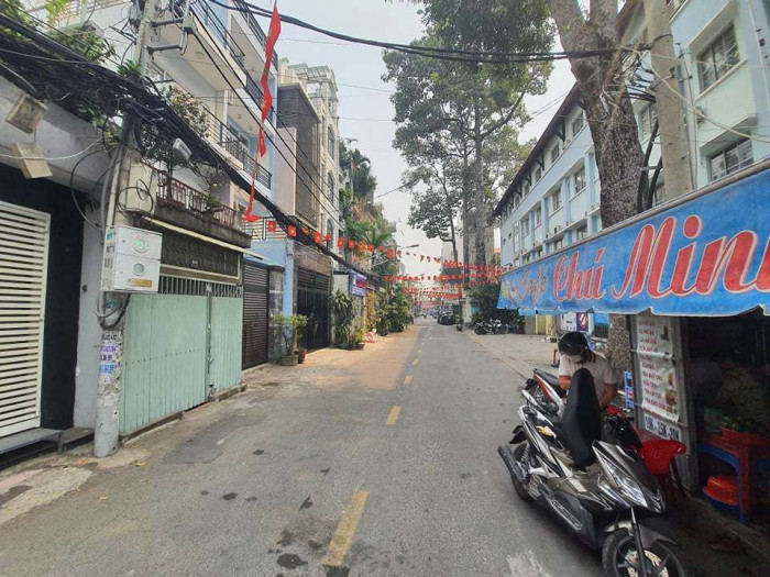 9X cướp không thành, dùng dao đâm người: Trên đường đưa Nhan Quốc Thật (23 tuổi, ngụ quận 9, TP HCM) về nhà, tới khu vực số 2 Cư xá Đô Thành, quận 3 ông L.V.A. (46 tuổi, ngụ quận 6) bị Thật khống chế, cướp tài sản. Cướp không thành, đối tượng dùng hung khí đâm nạn nhân nhưng không trúng, nên bỏ chạy. Hôm nay, Công an quận 3 cho biết đang tạm giữ Thật để điều tra về hành vi “Cướp tài sản”.