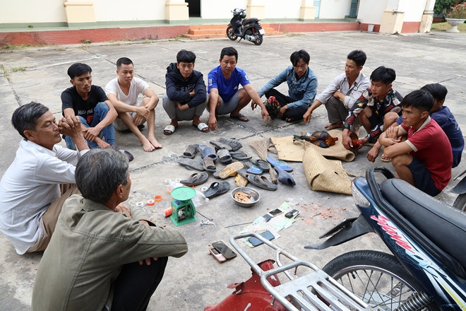 Bắt trường gà do “Tài Bò” cầm đầu dịp cận Tết: Chiều 6/2, Công an huyện Tân Châu (Tây Ninh) đã triệt xóa trường đá gà tại khu đất trống thuộc ấp Tân Lâm, xã Tân Hà, huyện Tân Châu. Tại hiện trường, Công an bắt giữ 11 đối tượng cùng tang vật gồm: 20.770.000 đồng, 6 con gà đá, 1 cân đồng hồ dùng để cân gà đá, 15 cuộn băng keo, 2 cặp cựa gà, 7 xe máy... Trường gà này do Trần Trọng Tài (tức “Tài Bò”, SN 1983) cầm đầu.