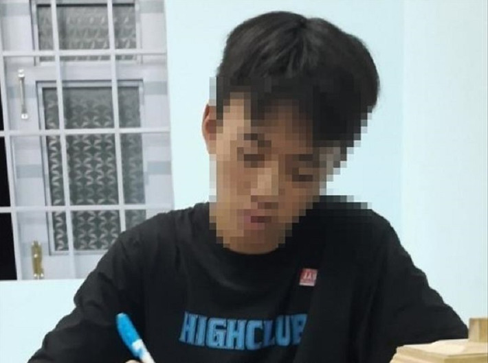 Bị đánh đập, dùng đá tủ lạnh đánh bố đẻ tử vong: Tối 8/3, bị cha đánh, Bùi Xuân Khánh (16 tuổi, tỉnh Bình Phước) chống trả lại. Trong lúc xô xát, cả 2 làm đổ tủ lạnh, Khánh đã nhặt nhiều viên đá lạnh ném vào đầu ông Bùi Văn Đ. (41 tuổi) khiến nạn nhân tử vong. Chiều 11/3, Công an tỉnh Bình Phước đang tạm giữ Khánh để điều tra về hành vi giết người.