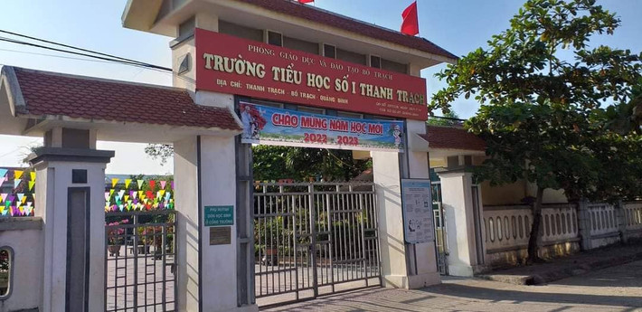 Học sinh lớp 2 ngã từ lan can xuống sân trường, gãy cả 2 tay: Trưa 12/9/2022, trong lúc đang chơi ở tầng 2 Trường Tiểu học số 1 Thanh Trạch ( xã Thanh Trạch, huyện Bố Trạch, Quảng Bình) em Võ Tiến Mạnh - học sinh lớp 2 đã trèo lan can và không may rơi xuống đất bị gãy cả 2 tay. Nhà trường đã phối hợp cùng gia đình và chính quyền địa phương đưa em Mạnh đi cấp cứu. Ngay sau sự việc xảy ra, nhà trường đã nhắc nhở và cảnh báo chung toàn thể học sinh trong trường, yêu cầu tuyệt đối không leo trèo, đùa nghịch tại lan can các hành lang, tránh xảy ra tai nạn đáng tiếc.
