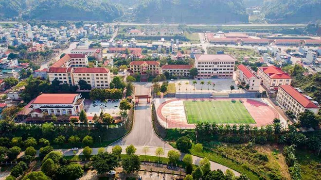 Liên quan vụ việc nữ sinh Nguyễn Quỳnh M. (học sinh lớp 11) bị rơi từ tầng 5 trường học, ông Ngô Thanh Xuân - Hiệu trưởng trường THPT Chuyên Lào Cai, cho biết, trước khi xảy ra sự việc, em M. không có biểu hiện bất thường. Trích xuất camera, sơ bộ phát hiện nữ sinh này bị ngã từ tầng 5 khu lớp học vào 18h33 ngày 29/3, sau ít phút được bảo vệ phát hiện và báo cáo Ban Giám hiệu đưa nạn nhân đi cấp cứu. Sau khi chuyển về Hà Nội, em M. đã phải tiến hành một ca phẫu thuật sọ não khá phức tạp, kéo dài tới 8 - 9 tiếng. Hiện nữ sinh này đã qua nguy kịch.