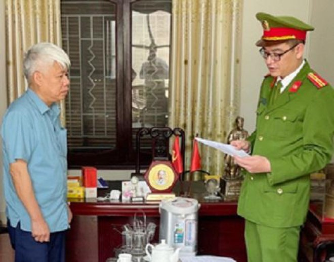 Khởi tố Phó Chủ tịch huyện Yên Định gây thất thoát 8,8 tỷ đồng: Ngày 22/3, Công an tỉnh Thanh Hóa cho biết đã khởi tố bị can đối với ông Hoàng Văn Phúc (SN 1964, là Phó Chủ tịch UBND huyện Yên Định). Ông Phúc khi thực hiện công tác bồi thường giải phóng mặt bằng dự án đã tham mưu cho cấp trên ký các Quyết định phê duyệt mức hỗ trợ đền bù giải phóng mặt bằng sai quy định, gây thất thoát số tiền hơn 8,8 tỷ đồng.