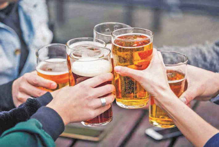 Người em họ nghi ngờ Trưởng là vị khách đã thuê anh Phu chở đi Hưng Yên hôm trước. Các điều tra viên tập trung đấu tranh với Trưởng và cuối cùng anh ta khai đã giết người cướp tài sản. Trưởng vốn là thợ sửa chữa ôtô tại Hà Nội, đã có vợ ở quê. Khi còn ở quê, Trưởng là người thật thà, chân chất, không va chạm với ai. Nhưng từ ngày lên Hà Nội, anh ta bắt đầu thay tính đổi nết, từ chỗ không rượu bia bỗng thường xuyên đàn đúm, a dua theo lối sống bê tha. Trước thời điểm gây án, do còn nợ 200.000 đồng tiền thuê nhà trọ sắp đến hạn trả, Trưởng nảy sinh ý định cướp xe ôm lấy tiền chi tiêu. (Ảnh minh họa, nguồn internet)