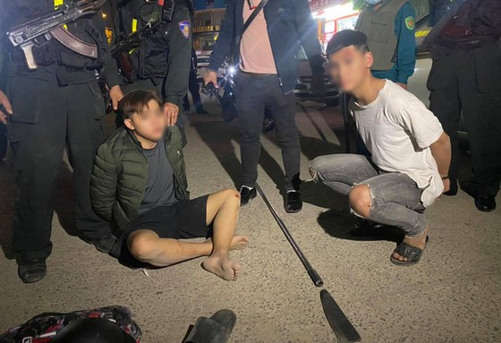 Bị truy đuổi, 2 đối tượng phóng dao vào cảnh sát: Đêm 8/3, do mâu thuẫn với một nhóm thanh niên khác nên Vũ Minh Duy (SN 2003, trú quận Cẩm Lệ, TP Đà Nẵng) và Hồ Hữu Ngọc Lý ( sinh năm 2003, trú quận Ngũ Hành Sơn) rủ thêm 10 đối tượng khác đi 5 xe máy mang theo hung khí đi hỗn chiến thì thì bị lực lượng 911 phát hiện. Sau đó, cảnh sát truy đuổi, thấy vậy Duy và Lý lên xe bỏ chạy còn phóng dao lợn về phía cảnh sát. Tuy nhiên, 2 đối tượng này đã bị bắt giữ.