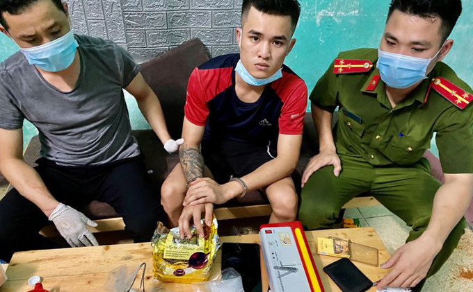 Thả chó dữ tấn công cảnh sát: Ngày 13/5, Công an Thanh Hóa đột kích vào nhà Đoàn Văn Nam (23 tuổi, trú tại Thanh Hóa) đang thuê căn nhà ở huyện Quảng Xương để buôn bán ma tuý. Khi phát hiện cảnh sát đột kích, hắn ta thả chó dữ tấn công khiến hai người bị thương. Khám xét nơi ở của nghi phạm, cảnh sát thu 15 gói ma túy tổng hợp dạng đá và ketamie có trọng lượng một kg cùng nhiều tang vật liên quan.