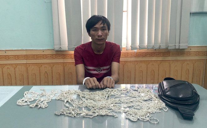 Kẻ trộm 460 chỉ bạc bị bắt sau 8 giờ gây án: Chỉ sau 8 giờ gây án, Công an TP Biên Hòa (Đồng Nai) đã bắt được đối tượng Đỗ Văn Tiến (SN 1991) quê tỉnh Thanh Hóa là thủ phạm gây ra vụ trộm 460 chỉ bạc trên địa bàn phường Trảng Dài TP Biên Hòa, Đồng Nai. Tại cơ quan Công an, Tiến khai nhận đã thực hiện nhiều vụ trộm cắp tài sản ở các tỉnh như Bình Dương, Đồng Nai...