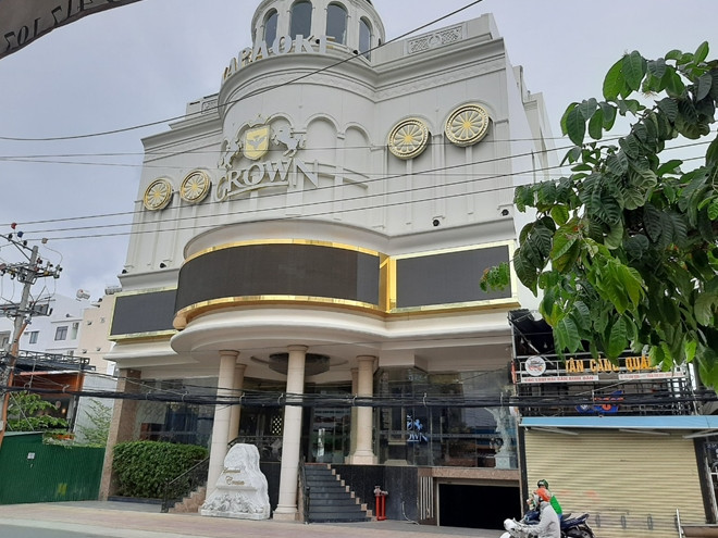 Hàng chục nam, nữ “bay”, “lắc” trong karaoke Crown: Rạng sáng 30/12, lực lượng Công an tỉnh Khánh Hòa đã ập vào kiểm tra hành chính cơ sở dịch vụ karaoke Crown ở 23-25 Vân Đồn, phường Phước Hòa, TP Nha Trang. Tại thời điểm kiểm tra, 10 phòng trong cơ sở dịch vụ karaoke Crown có rất đông nam, nữ thanh niên đang tụ tập với nhiều dấu hiệu “phê” ma túy, test nhanh bằng que thử và đã xác định được 55 nam, nữ thanh niên dương tính với ma túy.