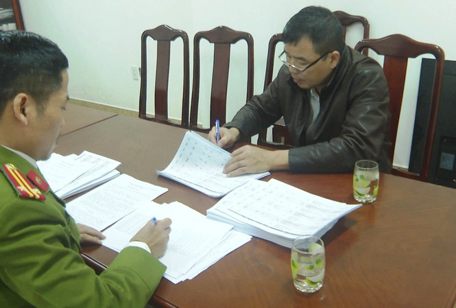Bắt giữ ‘trùm’ tổ chức cá độ, đánh bạc qua mạng: Từ tháng 9 đến tháng 12/2020, sau khi nhận tài khoản cá độ bóng đá từ đại lý cấp trên, Nguyễn Viết Hải (sinh năm 1978, trú TP Huế, tỉnh Thừa Thiên Huế) đã thuê 3 đối tượng tham gia điều hành mạng cá độ bóng đá, đánh bạc. Lực lượng công an xác định tổng tang số mà đối tượng Hải thực hiện hành vi tổ chức đánh bạc và đánh bạc thông qua mạng internet là hơn 21 tỷ đồng. Hôm nay, Công an tỉnh Thừa Thiên Huế cho biết đã triệt phá được ổ nhóm này.