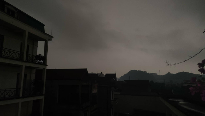 Ông Trần Duy Hưng - Giám đốc Đài khí tượng thủy văn tỉnh Yên Bái từ khoảng 10h25 ngày 28/3, radar của Đài khí tượng thủy văn tỉnh phát hiện một đám mây lớn từ phía Tây di chuyển sang, ngay sau đó thì trời đổ mưa, kèm theo những tiếng sấm.