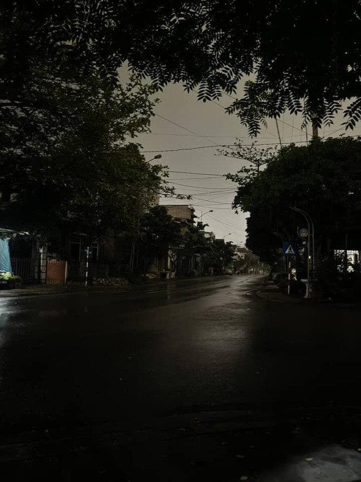 Điều đặc biệt là thời gian trời tối đen là khoảng 10h30 trưa chứ không phải buổi tối, đêm hay rạng sáng. Hiện tượng này ngay lập tức nhận được sự quan tâm của nhiều người.