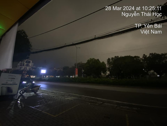 Lúc 10h25 sáng nay (28/3), bầu trời ở TP Yên Bái bỗng tối sầm lại, kèm theo đó là những cơn mưa nặng hạt trút xuống và sấm chớp.