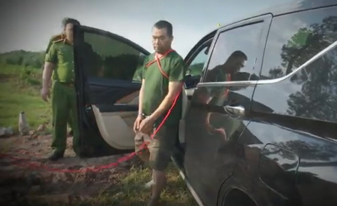 Phương lục túi của nạn nhân và lấy được khoảng 3 triệu đồng. Sau đó, Phương kéo thi thể anh T. xuống mép nước bờ sông Đáy và lấy cành lá che đậy. Sau khi xe được kéo ra khỏi bãi lầy, Phương lái xe đi lòng vòng để tìm chỗ giấu, nhưng khi đến đường liên xã Phụng Thượng - Long Xuyên thì lại bị sạt bánh xuống ruộng. Khoảng 10h ngày 8/9/2024, Phương thuê người kéo ô tô lên rồi lái đến thôn 14 xã Sen Phương đỗ rồi đi mua 5 lít xăng định đốt xe phi tang. Nhưng từ xa, Phương nhìn thấy lực lượng công an đã phát hiện ra chiếc xe tang vật nên bỏ trốn lên Cao Bằng để tẩu thoát nhưng bất thành.