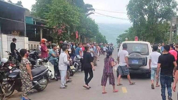 Nam sinh lớp 9 đâm bạn tử vong: 13h30 ngày 7/4/2023, nhóm 4 học sinh gồm: Trương Văn Lộc, Nguyễn Văn Phúc, Lê Văn Tài cùng học lớp 11 trường THPT Đakrông và Nguyễn Văn Q. học sinh lớp 9, trường THCS Krông Klang đi xe máy từ thị trấn Krông Klang, huyện Đakrông, Quảng Trị về trước cổng trường Tiểu học và THCS Ba Lòng. Tại đây, Nguyễn Văn Q. đi vào trường và dùng mũ bảo hiểm ném vào người Lê Hữu Quân. Tức giận vì bị đánh, Lê Hữu Quân lấy dao để trong cặp ra đe doạ. Trong lúc xô xát, Lê Hữu Quân đã dùng dao đâm vào ngực Nguyễn Văn Q. khiến nạn nhân tử vong.