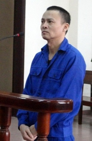Tưởng công an Tây Nguyên không biết mình là ai, Chung “ôn” khai tên Hùng, quê Thái Bình, nhưng sang Trung Quốc lâu và đã mang quốc tịch Trung Quốc, biết rất ít tiếng Việt Nam. Đến 14h30 Thượng tá Nguyễn Hồng Nam cùng tổ công tác mới bước vào nói: “Chung “ôn” hả, trốn đến 10 năm mới lại thấy mặt”. Đòn đấu tranh trực diện này khiến Chung “ôn” tái mặt. Biết rõ cả tên cúng cơm kèm theo cái hỗn danh của hắn đích thị chỉ có Công an Hải Phòng. Biết thân phận đã lộ, Chung đành khai nhận toàn bộ. (Ảnh: Đối tượng Trần Văn Chung)
