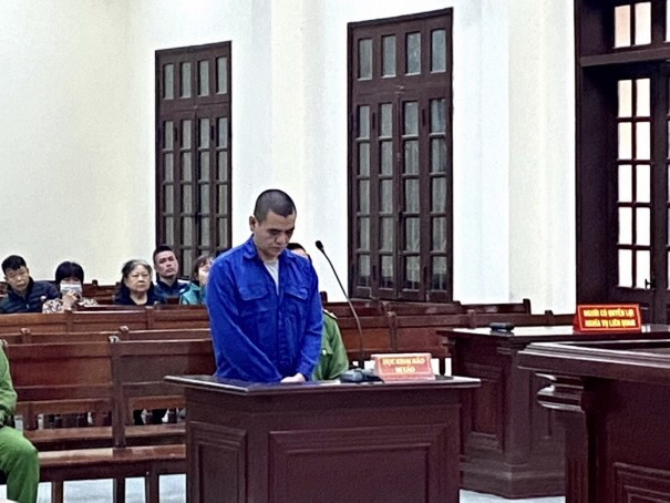 Chung “ôn” sau đó đã bị TAND TP Hải Phòng tuyên phạt bản án cao nhất tử hình. Còn Bùi Đắc Thành đã mai danh ẩn tích, trốn chui trốn lủi nhiều nơi, thậm chí có tin hắn đã nhiều lần thay tên đổi họ. Ngày 24/8/2022, tung tích của Thành đã bị CATP Hải Phòng tìm ra. Ngày 27/3/2023, TAND TP Hải Phòng mở phiên tòa xét xử tuyên phạt bị cáo Nguyễn Đắc Thành mức án chung thân về tội giết người. (Ảnh bị cáo Thành)