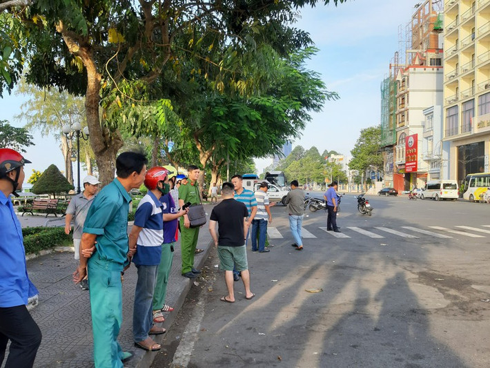 Mâu thuẫn, 1 thanh niên bị đâm chết: Khoảng 0h ngày 28/11, Huỳnh Phát Minh (SN 1998, ngụ TP. Mỹ Tho, tỉnh Tiền Giang) điều khiển xe mô tô chở Đặng Minh Tú (ngụ cùng địa phương) đến khu vực tượng đài Thủ Khoa Huân (phường 1, TP Mỹ Tho) để gặp 1 nam thanh niên (chưa rõ họ tên và địa chỉ). Trong lúc nói chuyện, hai bên xảy ra mâu thuẫn. Nam thanh niên bất ngờ dùng vật nhọn đâm Minh trọng thương sau đó đã tử vong.