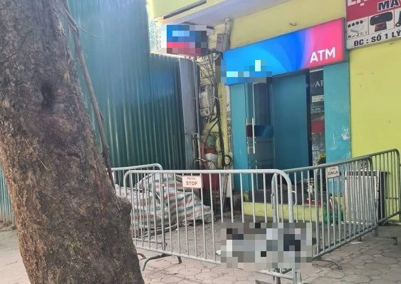 Người đàn ông chết gục cạnh ATM trên phố: Sáng 28/11, nhiều người dân khi lưu thông qua phố Phan Đình Phùng, phường Hàng Mã (quận Hoàn Kiếm, TP Hà Nội) tá hoả phát hiện thi thể một người đàn ông tử vong dưới lề đường, cạnh cây ATM gần địa chỉ số 5 Phan Đình Phùng hướng đi bốt Hàng Đậu. Theo một số nguồn tin, nạn nhân thuộc diện vô gia cư. Hàng ngày vẫn đi lang thang nhưng khi tối về thường chọn cây ATM trên để nghỉ qua đêm.